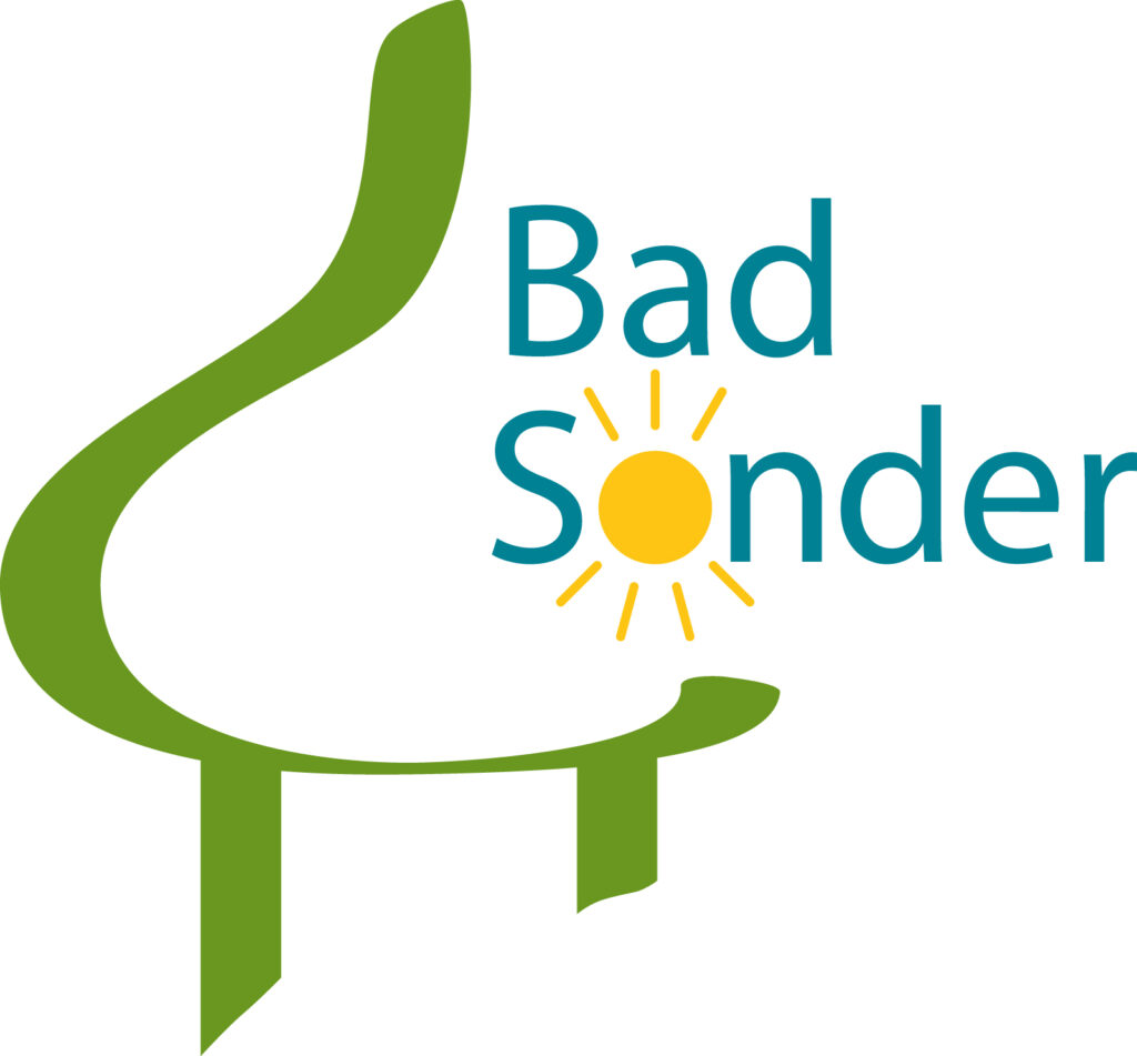 Logo Bad Sonder.
links und am unteren Ende in die rechte Seite übergreifend eine Linie die eine Nase ergibt, rechts Schriftzug BAD SONDER auf zwei Zeilen wobei O als Sonne strahlt.